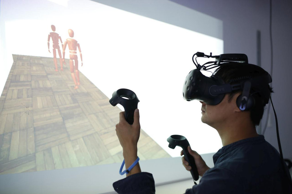 Das Bild zeigt einen Probanden, der eine VR-Brille auf hat.